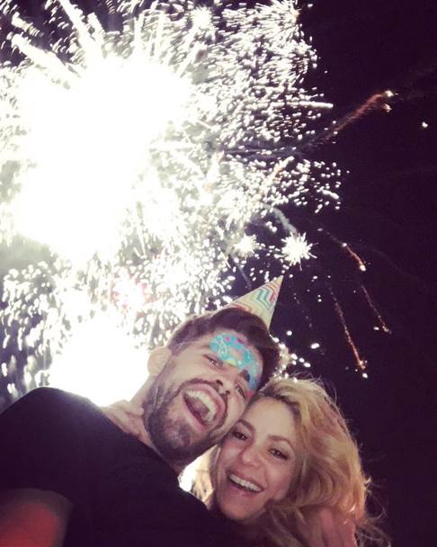 Fuochi d&#39;artificio e sorrisi per Piqu insieme a Shakira. Twitter